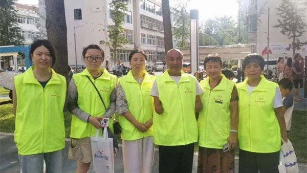 晋城市绿丝带志愿者协会志愿者参加了晋城市文明办组织的“新生活·新风尚--晋享文明风尚共建城市文明”主题集市活动