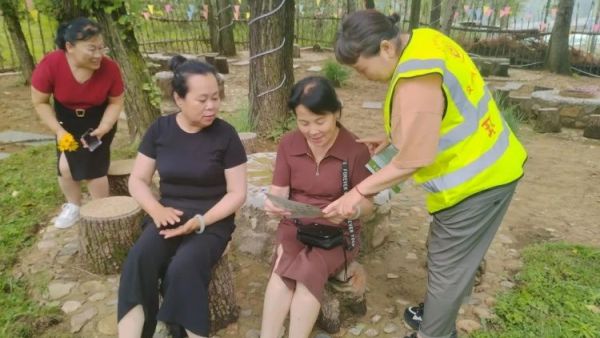 忻州市环保志愿者协会走进云中河上游生态园开展环保主题宣传活动活动得到了游园群众的广泛好评共同为忻州打造绿色宜居环境筑牢基础