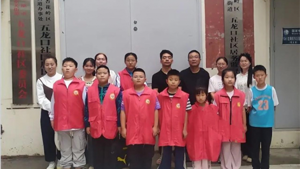 风雨无阻送温情青春助力暖夕阳----太原市烛光志愿服务中心携手五龙口社区暑期慰问贫困残疾老人活动纪实为贫困残疾人家庭送上了牛奶水果糕点等慰问品