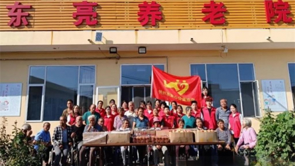 情暖金山铺东亮养老院----忻州市爱心公益协会组织志愿者去金山铺东亮养老院慰问老人给老人们理发剪指甲打扫卫生赠送了苹果香蕉和蛋糕