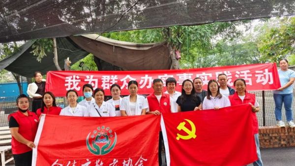 志愿服务进社区健康活动暖人心----介休市敬老协会志愿者2025年8月27日走进东南街道南大街社区为社区所有老人们爱心理发义诊