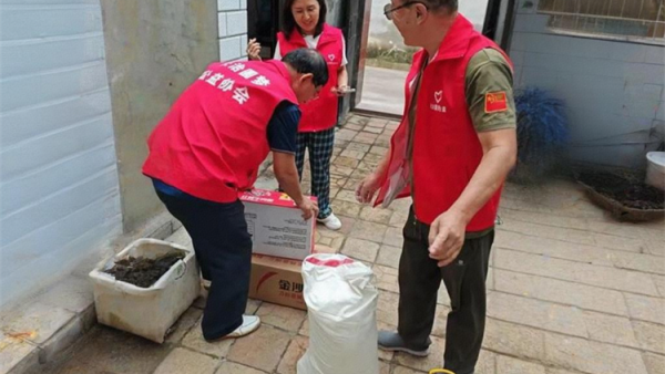 长治圆梦公益协会情暖屯留爱心传递 组织志愿者来到屯留县开展爱心慰问活动为两户困难家庭送去慰问金与生活用品用实际行动传递社会温暖