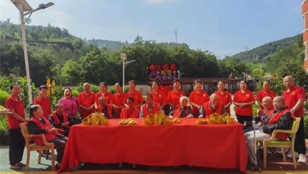 爱在比家美情暖生日会 太原市杏花岭区比家美慈爱养护院八月的集体生日会正在欢快上演
