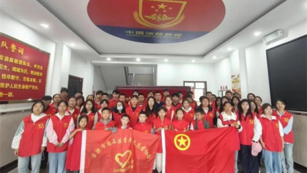 志愿红邂逅火焰蓝 离石区青年志愿者协会走进吕梁市离石区龙凤大街消防救援站解锁沉浸式消防体验近距离感受消防员日常工作与奉献精神