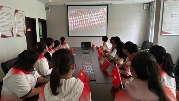 长治市正能量公益协会颐龙湾社区志愿服务站纪念中国人民抗日战争暨世界反法西斯战争胜利80周年观9.3阅兵盛典