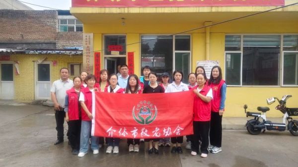 介休市敬老协会组织志愿者2025年9月3日去介休市北关街道北河沿社区为社区所有老人们爱心理发测视力白内障检查为老人们测血压口腔检查