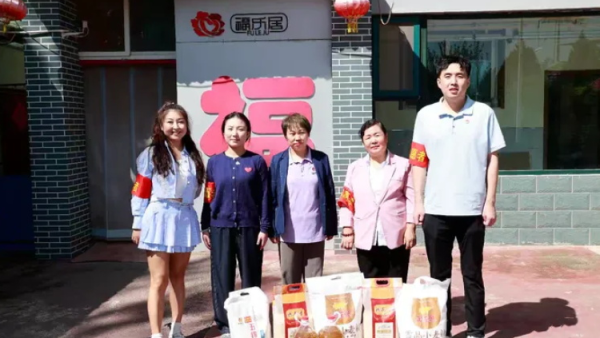 中国好人郭泽鹏忻州志愿者冯丽情暖夕阳活动在太原市杏花岭丈子头福乐居敬老院举行给老人们带去米面粮油纯牛奶和水果等物资