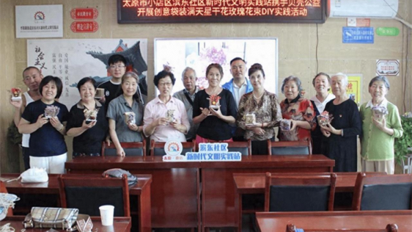 巧手扮银龄耆乐融融 太原市平阳路街道滨东社区携手贝壳公益专门为社区银发族量身打造了一场笔筒永生花手工DIY实践活动吸引了15位老年居民热情参与
