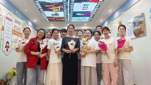 长治市蓝话筒艺术学校是一个有爱的大家庭祝天下的老师们教师节快乐