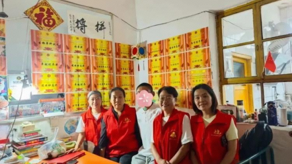 金秋助学暖人心爱心续航逐梦路 正能量公益山西孝义联络站金秋助学活动深入到贫困学生的家庭中帮助孩子们物资上的支持