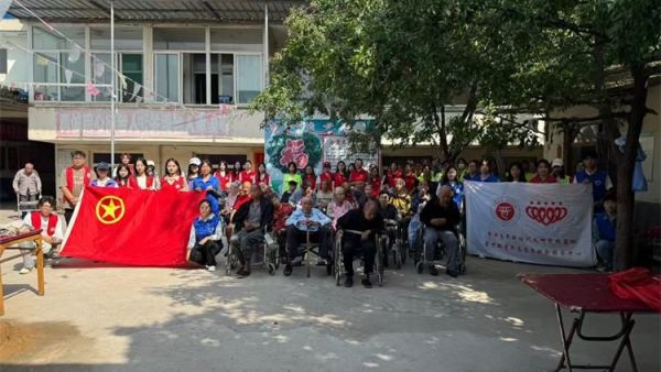 晋中新青年高校志愿者联合服务中心组织志愿者去乐馨养老院开展“青”暖夕阳关爱老人志愿服务活动为老人们带去欢乐和幸福