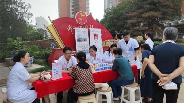 太原市平阳路街道滨东社区携手北京同仁堂太原中医院开展暖心中医公益义诊为居民提供了全方位的身心健康检查与咨询