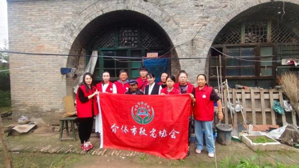 介休市敬老协会组织志愿者走进绵山镇马堡村入户83岁特困老人马虎成家中为老人打扫室内外卫生做饭包饺子