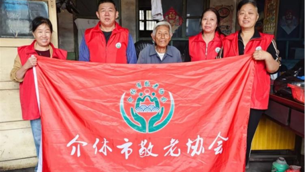 介休市敬老协会敬老助老活动入户83岁特困老人任三女家(现居住在义棠镇师屯南村)为老人打扫室内外卫生做饭包饺子