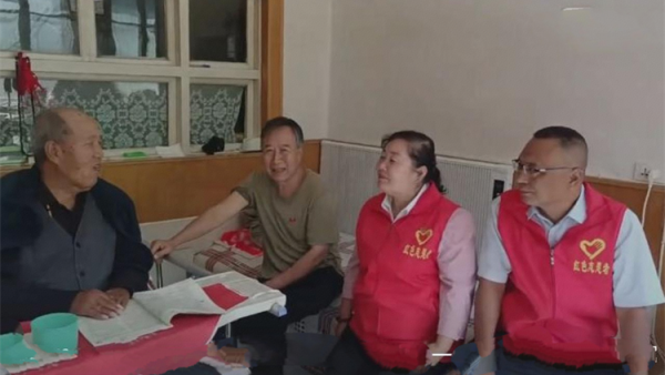 中秋暖阳照山乡 忻州红色志愿者冯丽 孙效伟携手去五台县慰问90岁空巢老人行动不便张文成送上月饼牛奶水果面粉与食用油