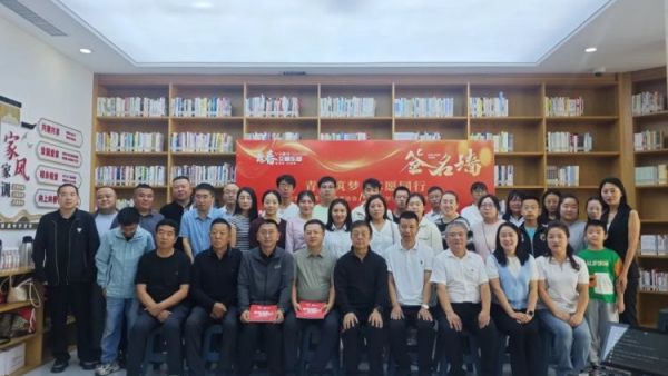 十五年志愿超燃回顾,新征程继续“冲鸭”!吕梁市离石区青年志愿者协会《15载风华录》发布暨图书捐赠活动在吕梁市图书馆隆重举行