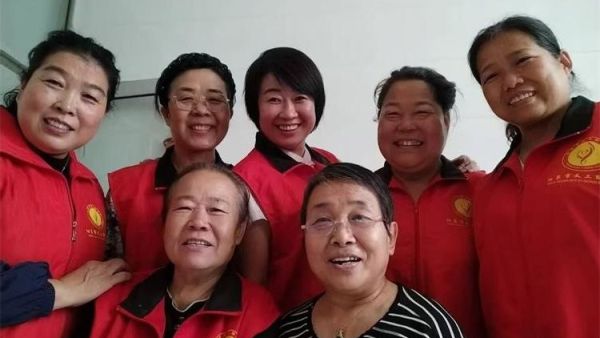 阳泉市义工联合会志愿者服务特困居民张翠兰给大姐包了方便储存又爱吃的白菜猪肉馅扁食手工猫耳朵理了美美的发型