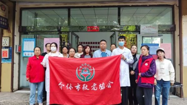 志愿服务进社区健康活动暖人心----介休市敬老协会志愿者2025年9月12日在北坛街道花园街社区为社区所有老人们爱心理发