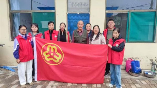 介休市敬老协会志愿者走进绵山镇靳凌村入户83岁特困老人张林仁和80岁乔国良两位老人家中为老人擦玻璃打扫室内外卫生刷洗锅碗瓢盆做饭包饺子