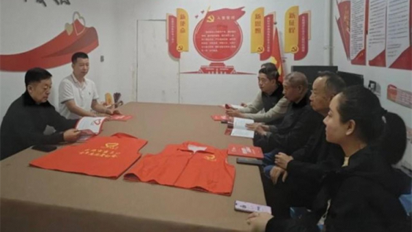 离石区关心下一代工作委员会莅临吕梁市离石区青年志愿者协会开展专题调研通过实地参观座谈交流深入了解协会发展情况及青少年关爱服务工作