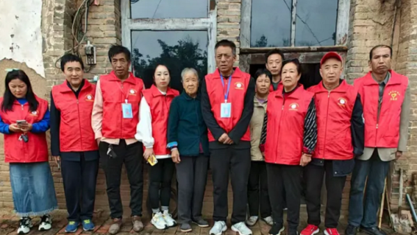 爱心接力暖人心 长治市善泽留守困境儿童救助协会屯留分会为困境家庭点亮希望之光捐赠米面油及学习用品等物资以及三百元助学金抵达王改英家中