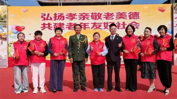 忻州志愿者冯丽和志愿者参加了忻州市民政局忻州市慈善总会和忻府区民政局联合举办的弘养孝亲敬老美德共建老年友好社会启动仪式