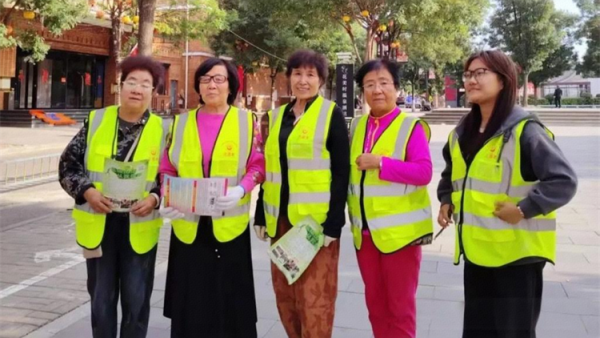 志愿者扮靓古城环保风浸润旅途----忻州环保志愿者走进忻州古城开展倡导文明出游新风尚用暖心行动呼吁游客共护古城美景