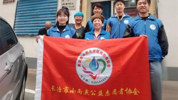 长治市小雨点公益志愿者协会志愿者如约而至来到雨花斋二部十年如一日坚持为老人义务理发义务帮厨