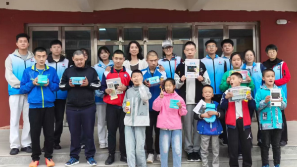 山西千禧集团志愿服务在太原市灵星社区服务中心、阳曲县残疾人康复中心举行志愿者看望了孤独症孩子们