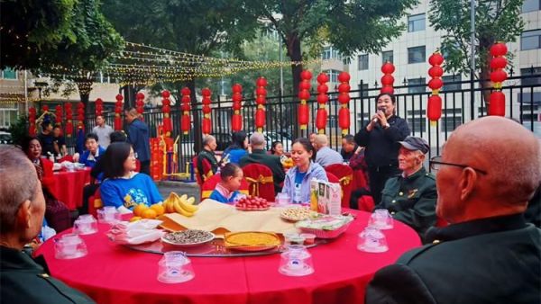 太原市儿童友好促进会公益专委会年年中秋节都带孩子们一起和光荣院的老前辈们过节感谢那些平凡而又伟大的老兵们