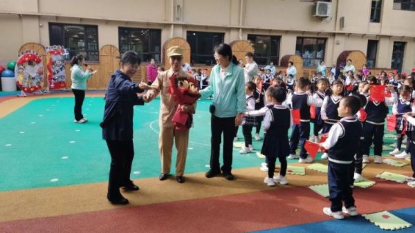太原市神舟老班长爱国拥军志愿服务团联合山西省人民政府机关幼儿园以国庆为契机与大班幼儿开展致敬英雄热爱祖国主题活动