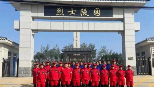 忻州蓝盾应急救援队组织30余名队员前往忻州市烈士陵园开展烈士陵园清扫活动以实际行动表达对革命先烈的崇高敬意