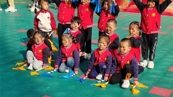 太原市新秀滨东幼儿园迎国庆文艺演出从小培养小朋友们的爱国情结