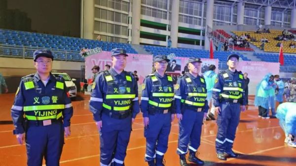 晋中新青年高校志愿者联合服务中心志愿者在2025“青春之约”大学生迎国庆文艺展演和“第二届青春之城点爱音乐节”开展志愿服务