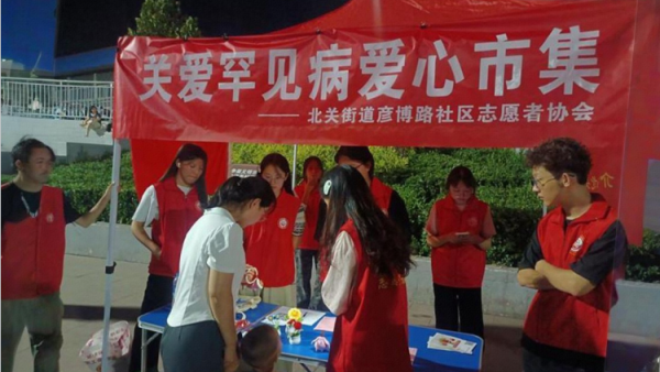 介休市北关街道彦博路社区志愿者协会联合杭州蔻德罕见病关爱中心以仁爱之心携手共进在博物馆广场举行爱心义卖活动让爱的火种燃遍每一个角落