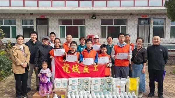 国庆节中秋节太原市龙城义工10月3日去寿阳天天养老院关爱老人活动和老人们一起高高兴兴地过两节