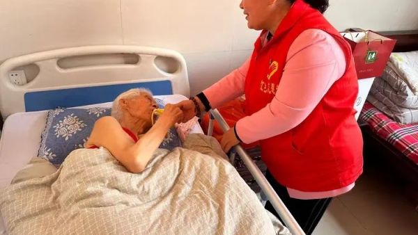 中秋慰问暖病榻红色志愿慰桑榆----忻州市志愿者冯丽、冯顺英及陈泓元走访忻府区晚霞福利养老院86岁老党员蔚茂林老人送上爱心月饼纯牛奶水果等慰问品