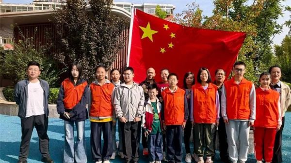 太原市龙城义工国庆节中秋节系列活动站在国旗下朗诵爱党爱国题材故事文章接受爱国主义教育