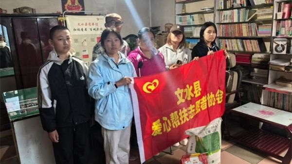 善举获肯定双节倍暖心 文水县爱心帮扶志愿者协会带着对行善者的敬意与关怀去往行善者梁瑛的家中赠送1000元慰问金及价值200元的米面油等生活必需品