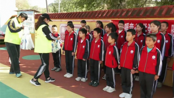 情暖高家沟小学儿童----兴县顺风公益联合会开展“温暖童心关爱成长”公益行动