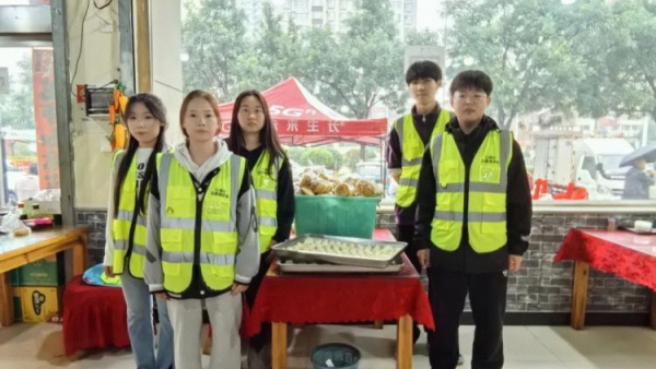 中秋暖“洁”丨晋中市太谷区心连心志愿者协会中秋佳节邀请保洁员吃顿暖心饭