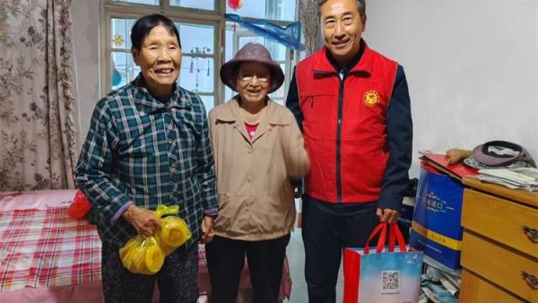 太原市杏花岭区杏花红志愿服务中心国庆中秋两节慰问社区孤寡老人给困难群众送去了中秋月饼等慰问品