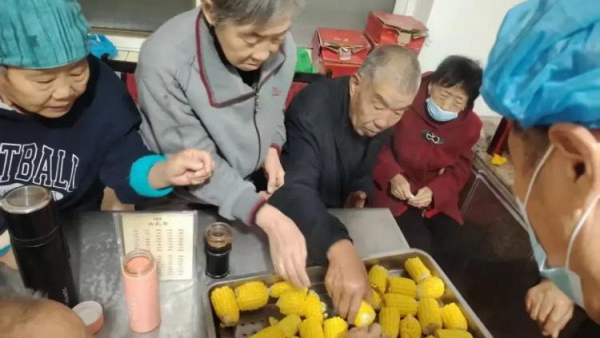 爱心玉米甜满人间 感谢小雨点公益志愿者协会志愿者周树枝向雨花斋二部捐赠200斤水果玉米