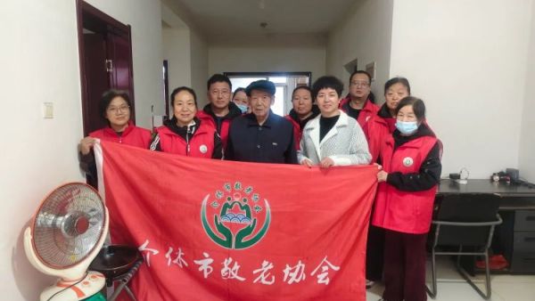 介休市敬老协会孝善行之敬老爱老助老活动走进龙凤镇张壁村入户82岁特困老人郑来保家中为老人擦玻璃打扫室内外卫生为老人带来猪肉大葱馅饺子