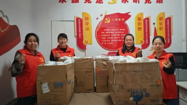 用爱分装健康包守护花开正当时 吕梁市离石区青年志愿者协会的志愿者们正忙着分装健康未来项目女童健康包为乡村女童送去一份特别的成长礼物