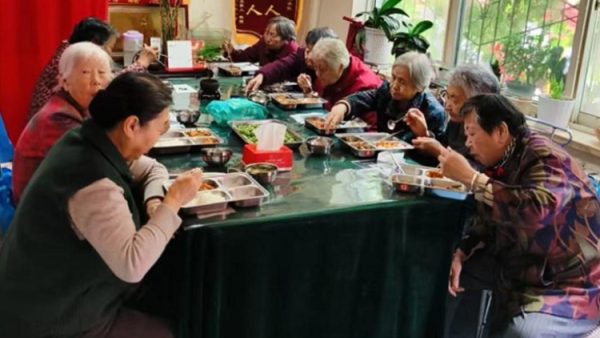 山西省红十字志愿者协会志愿者之家幸福食堂为孤寡老人免费提供午餐老人们多的都坐不下了