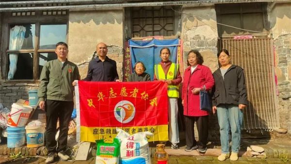 敬老月送温暖情系困境老人 文水县爱心帮扶志愿者协会组织志愿者带着米面油等生活物资前往两位困境老人家中开展暖心慰问活动为老人送去关怀与温暖