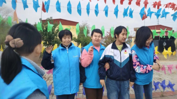 特别的爱给特别的秋日----记朔州市慧灵尚德乐去朔州市青果儿生态园融合采摘活动让孤独症孩子走出课堂融入社会感受自然的融合教育实践