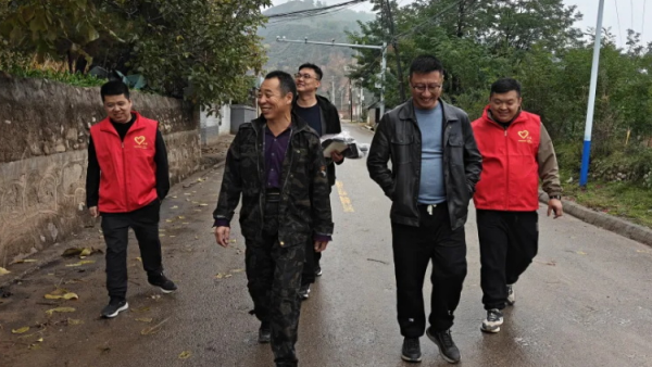 金秋暖龙交爱心助振兴----石楼县青年志愿者协会与石楼县人民检察院驻君庄村工作队共绘温情画卷将150余件衣物价值约三万元的生活物资送到村民手中