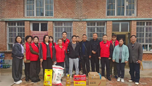 长治市圆梦公益组织志愿者去平顺县苗庄镇东五马村看望因病致困的贫困户赠送米面油及慰问金